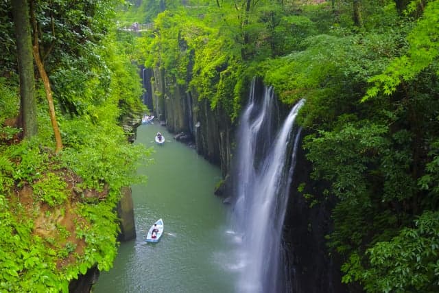 深い緑に包まれた高千穂峡
