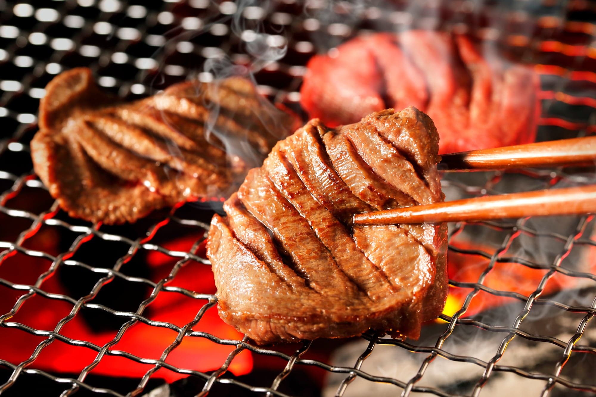 炭火で焼かれる仙台名物の牛たん
