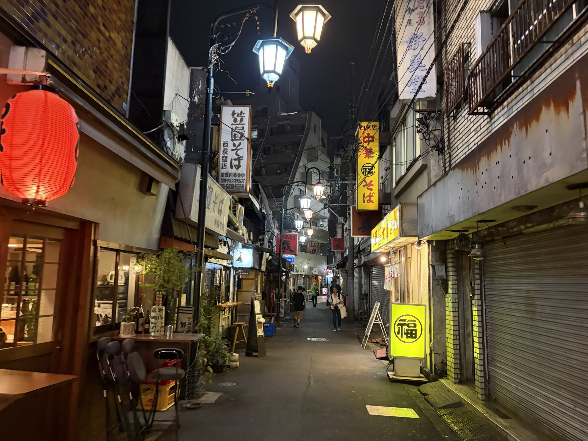 夜の西荻窪駅南口に広がる飲食店街の路地