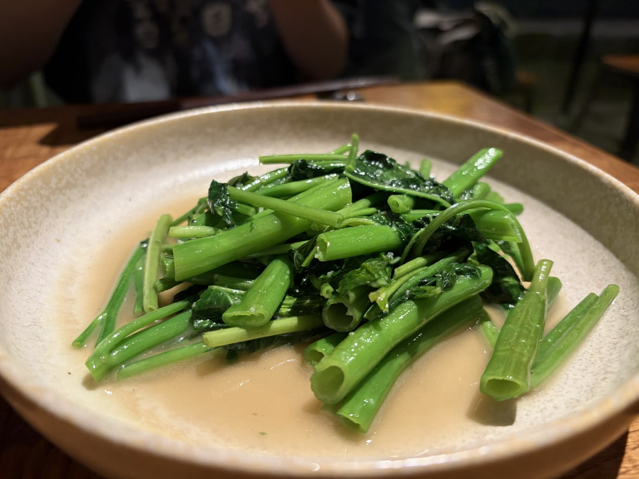 艶のある緑色が印象的な青菜炒め