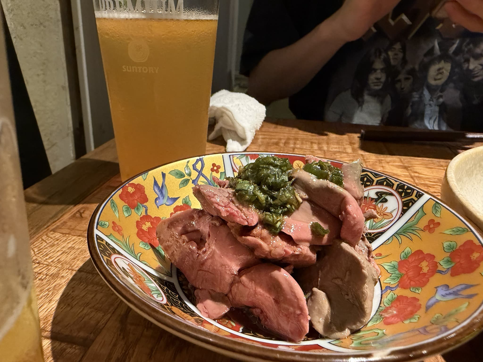色鮮やかな器に盛られたスタンド キッチン ルポンの白レバー