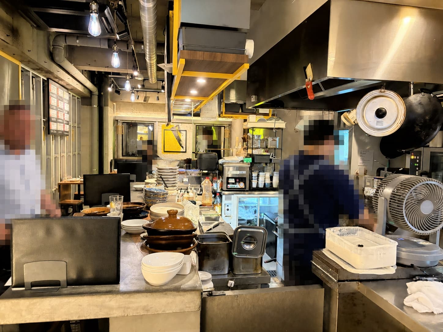 スタンド キッチン ルポンのオープンな厨房と店内