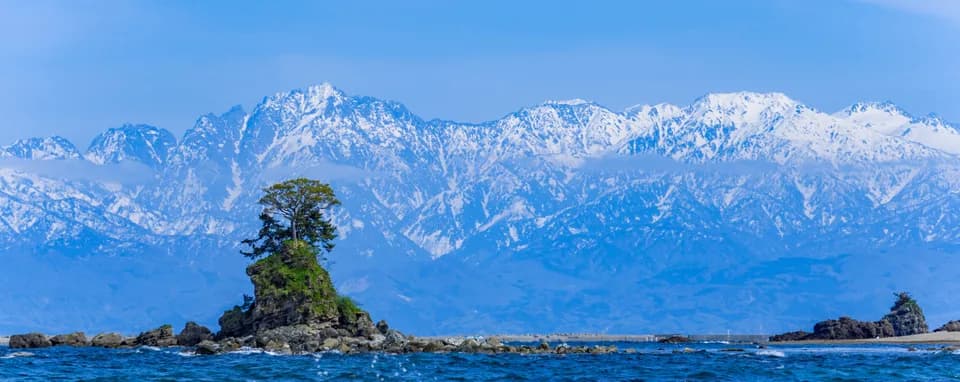 雨晴海岸と立山連峰の雪景色