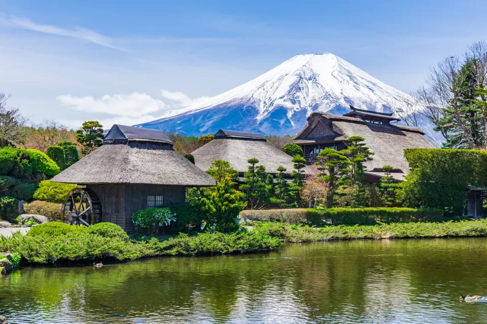 忍野の茅葺き屋根と富士山